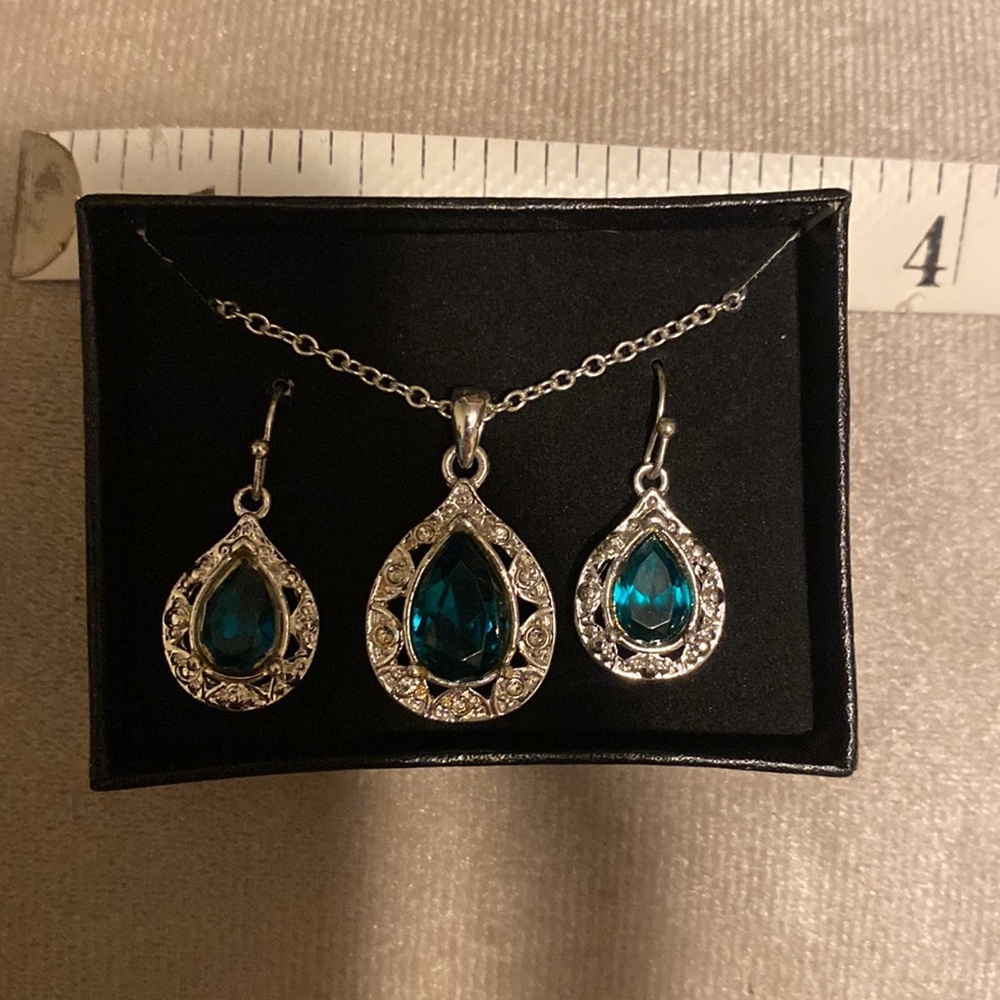 Avon gift set earrings and necklace emerald faux silver tone - Picture 6 of 6